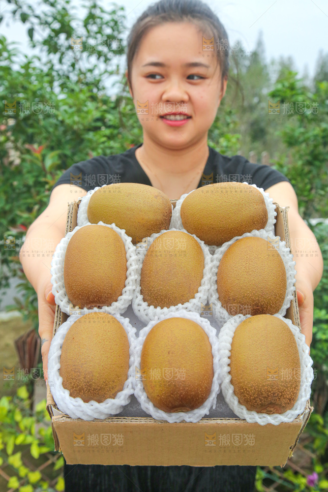 手里拿着佳沛奇异果
