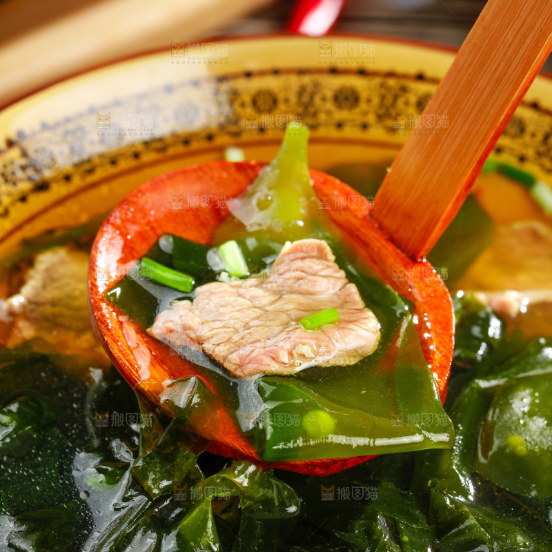 碗里的海带苗瘦肉汤