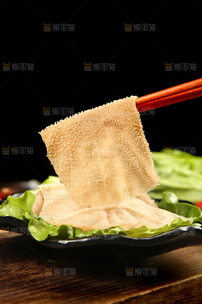 木底上的大片毛肚