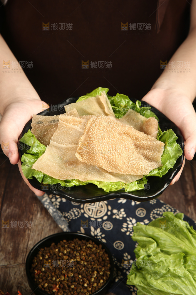 木底上的大片毛肚
