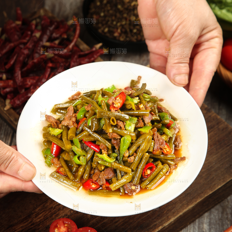 深底上的酸豆角炒肉末