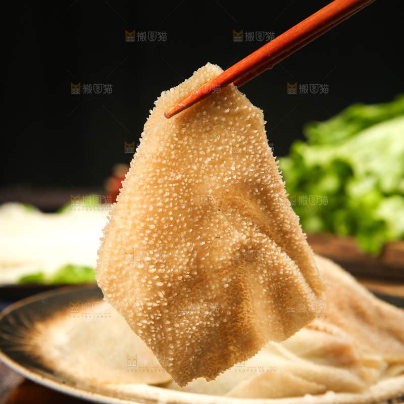木底上的大片毛肚