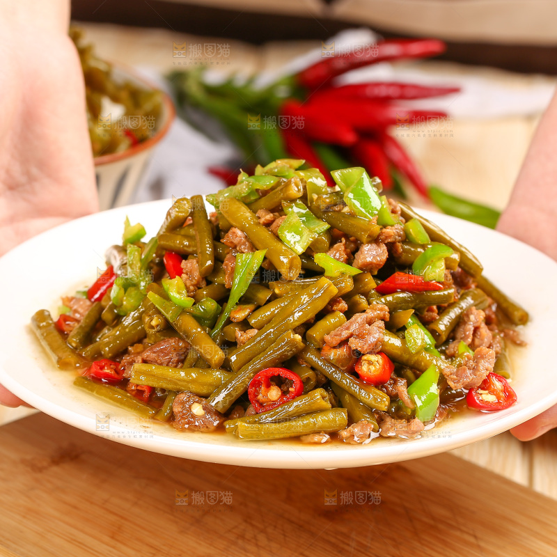 浅底上的酸豆角炒肉末