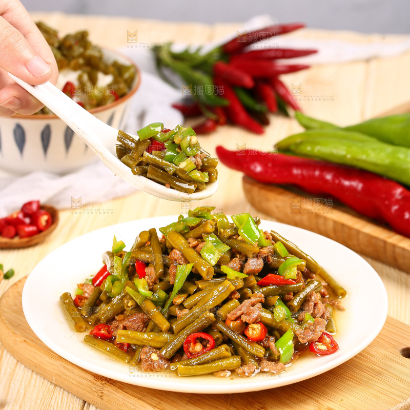 浅底上的酸豆角炒肉末