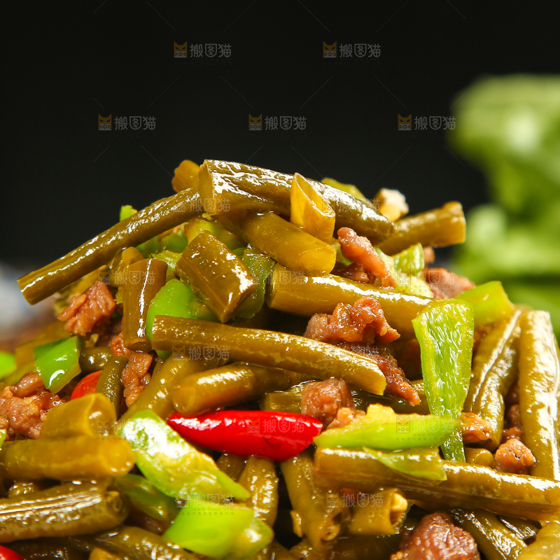 深底上的酸豆角炒肉末