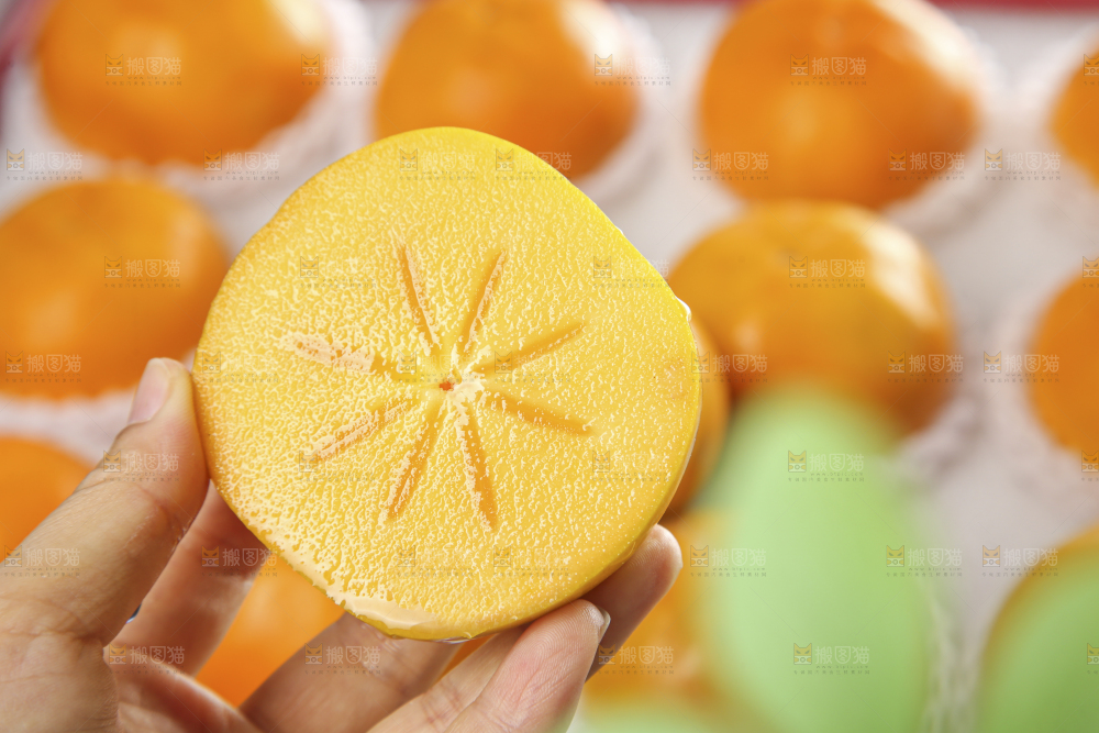 浅底上的水果脆柿