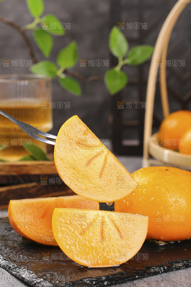深底上的水果脆柿
