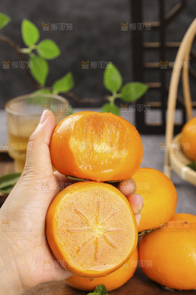 深底上的水果脆柿