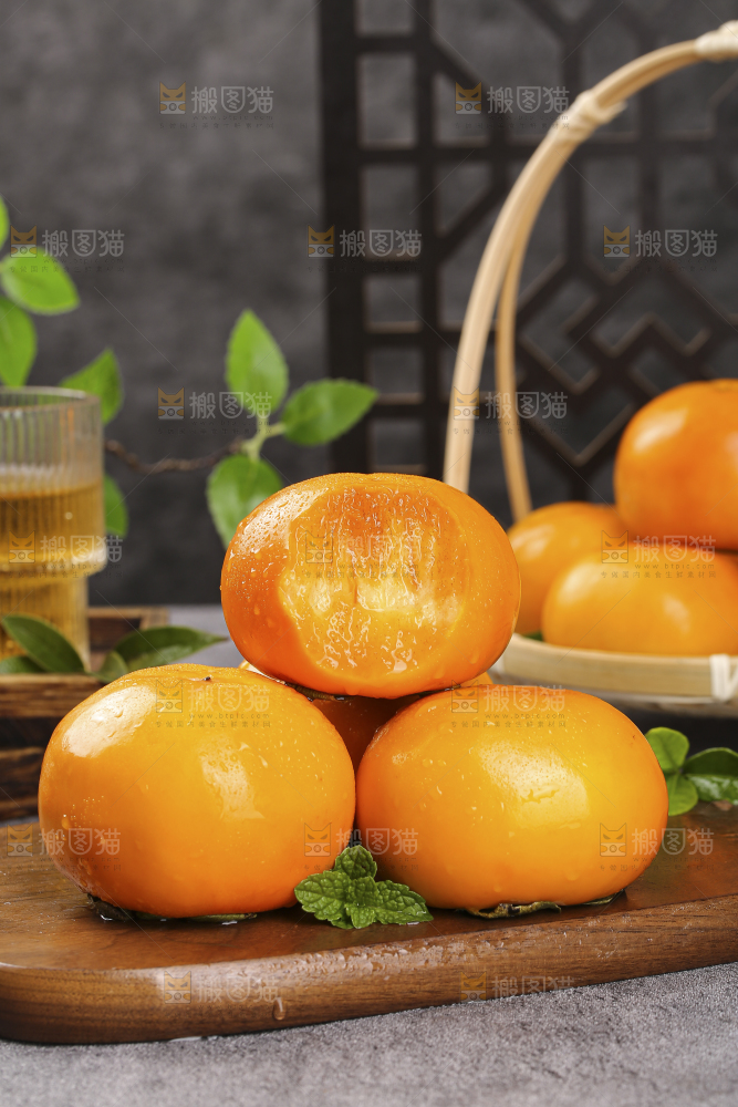 深底上的水果脆柿