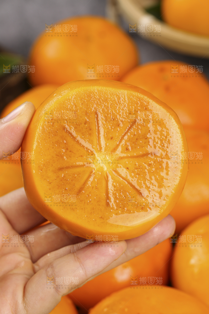 深底上的水果脆柿