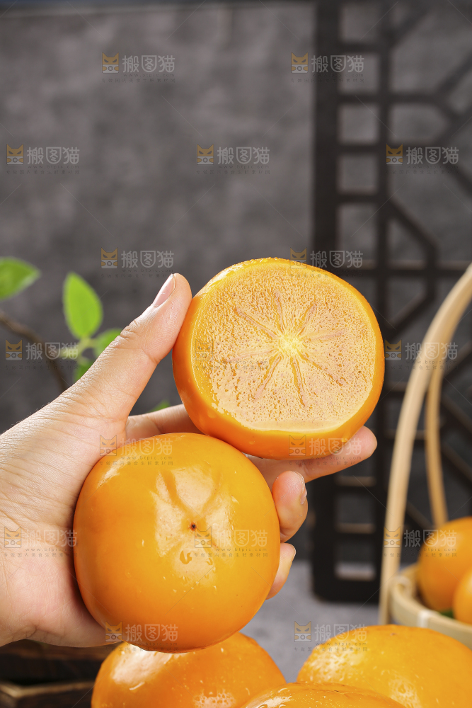 深底上的水果脆柿
