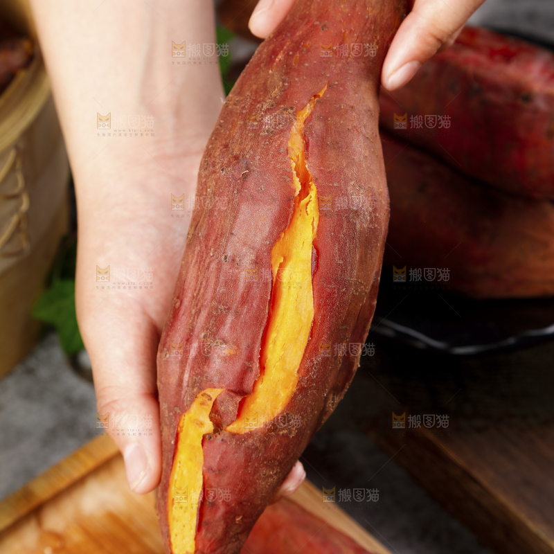 深底上的西瓜红蜜薯