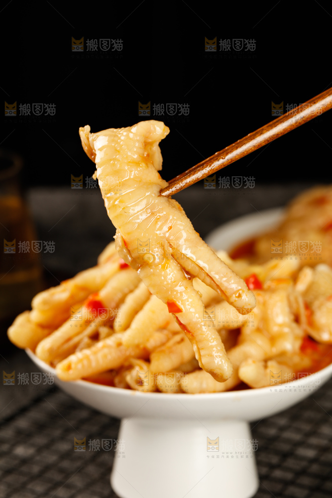 深底上的酸辣无骨鸡爪