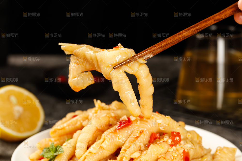 深底上的酸辣无骨鸡爪