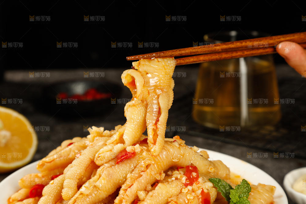 深底上的酸辣无骨鸡爪