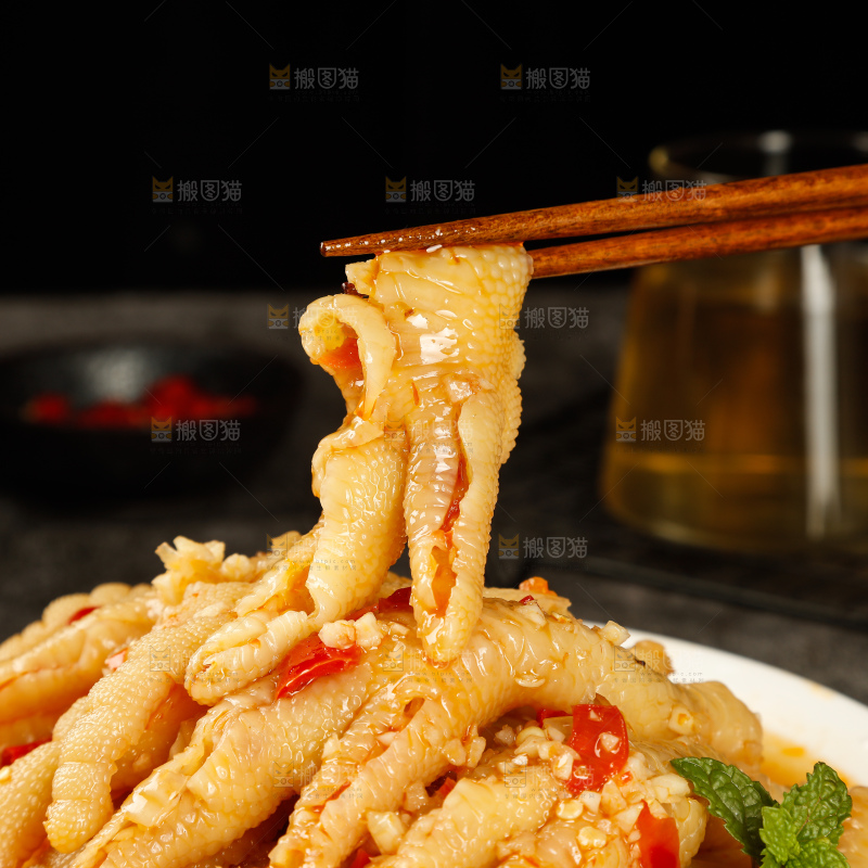 深底上的酸辣无骨鸡爪