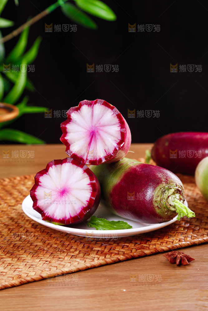 木底上的冰淇淋萝卜