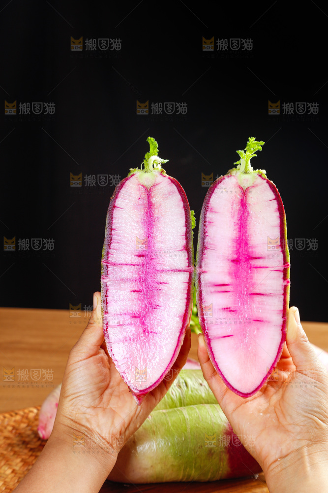 木底上的冰淇淋萝卜