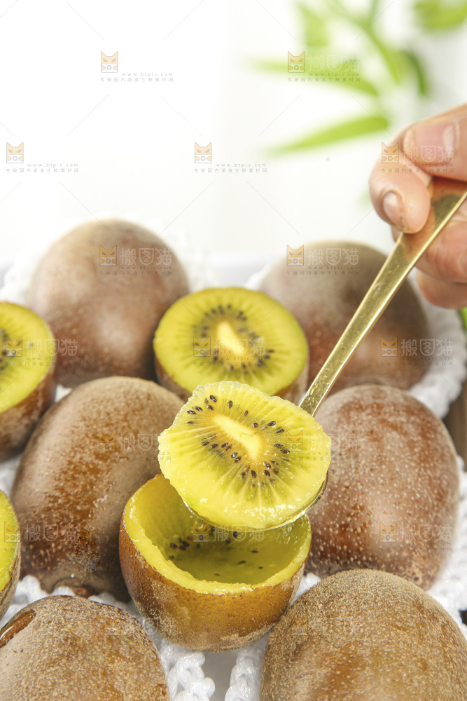 木底上的猕猴桃