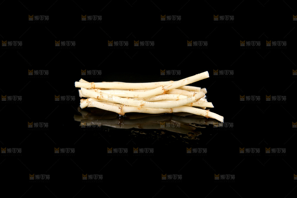 黑底上的折耳根