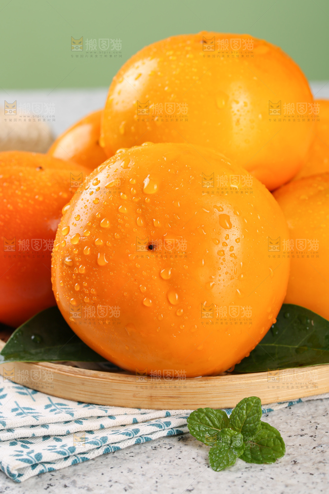 浅底上的水果脆柿