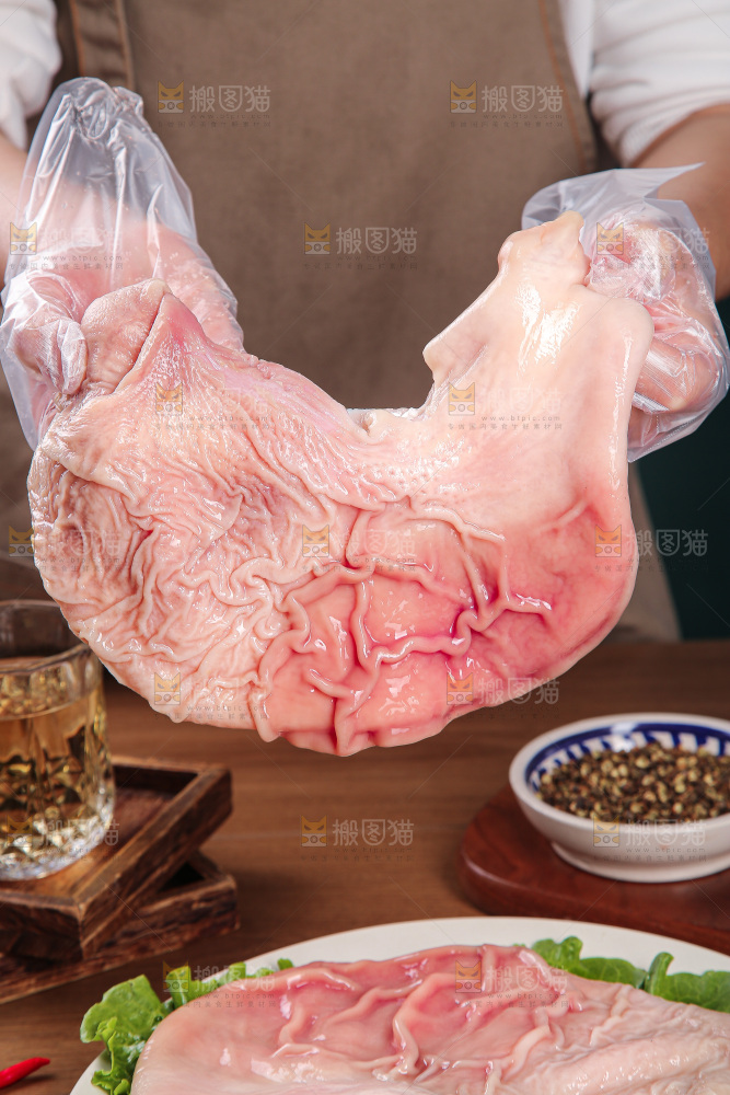 木底上的新鲜猪肚