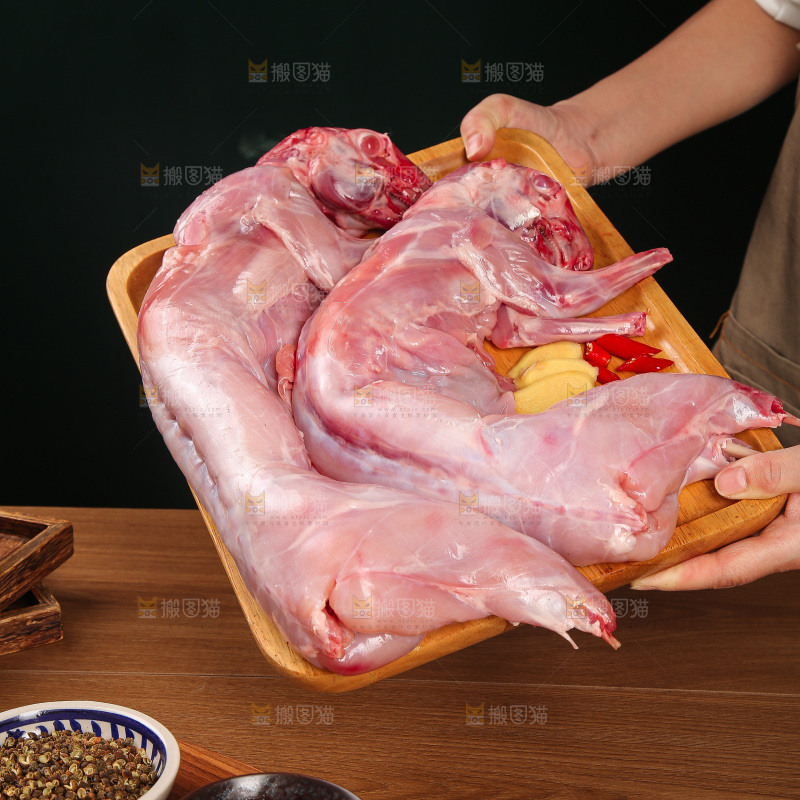 深底上的新鲜兔子