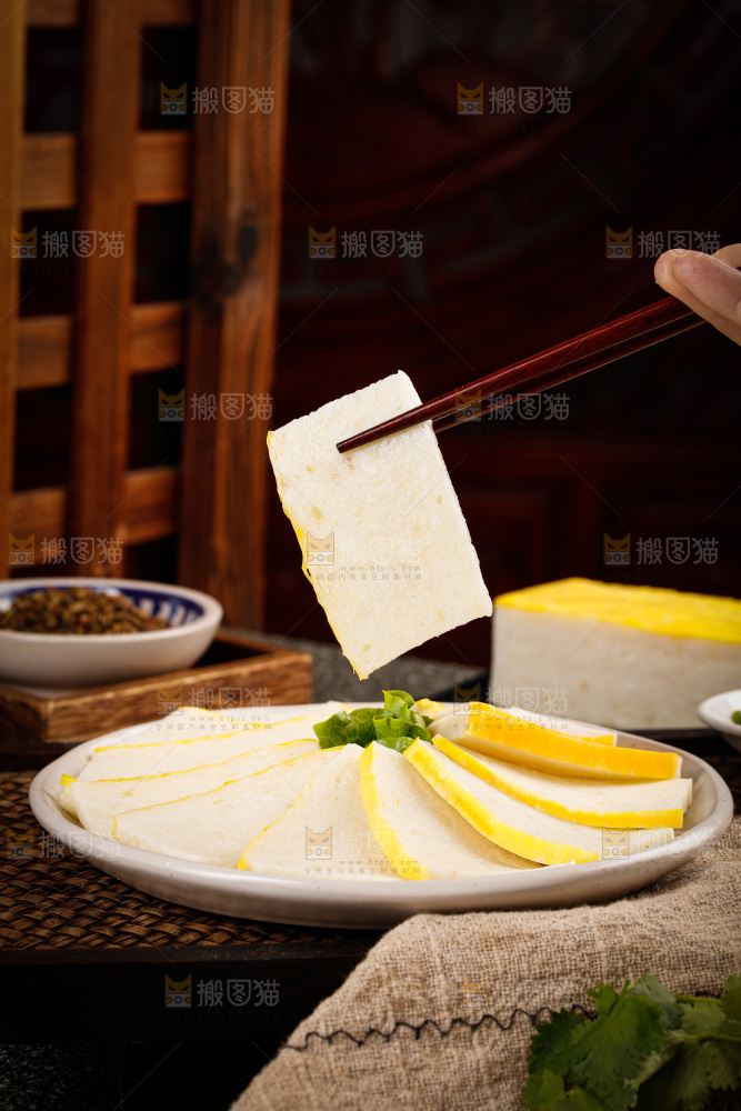深底上的鱼糕