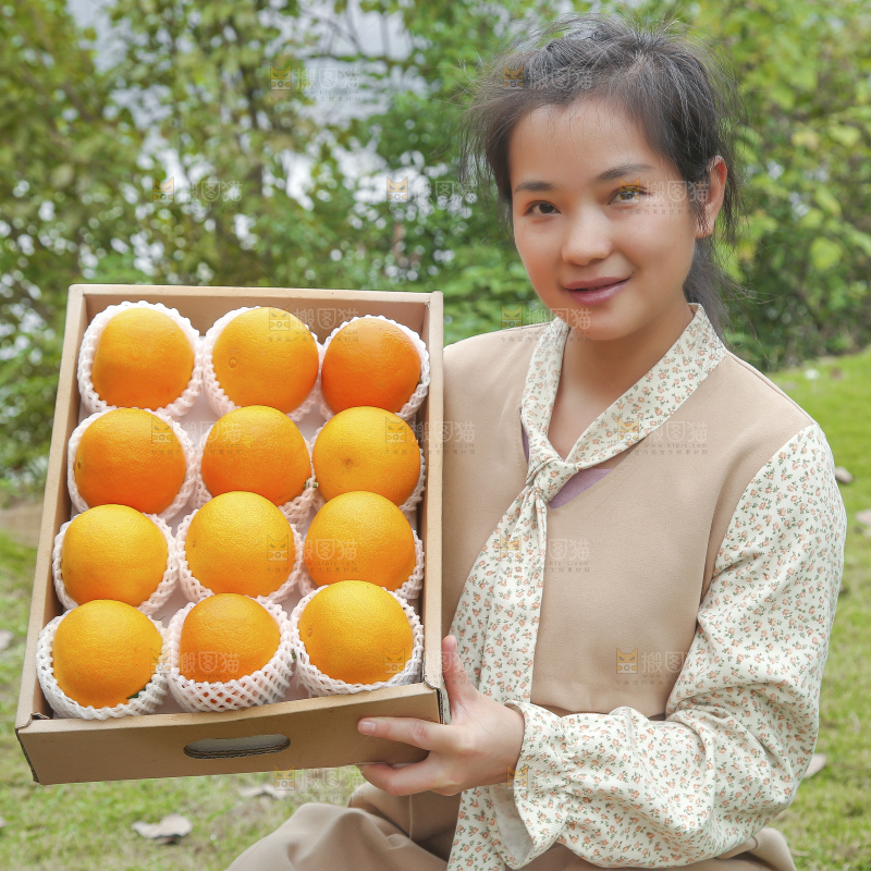 手里拿着爱媛果冻橙