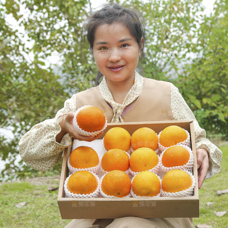 手里拿着爱媛果冻橙