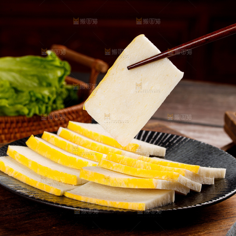 深底上的鱼糕
