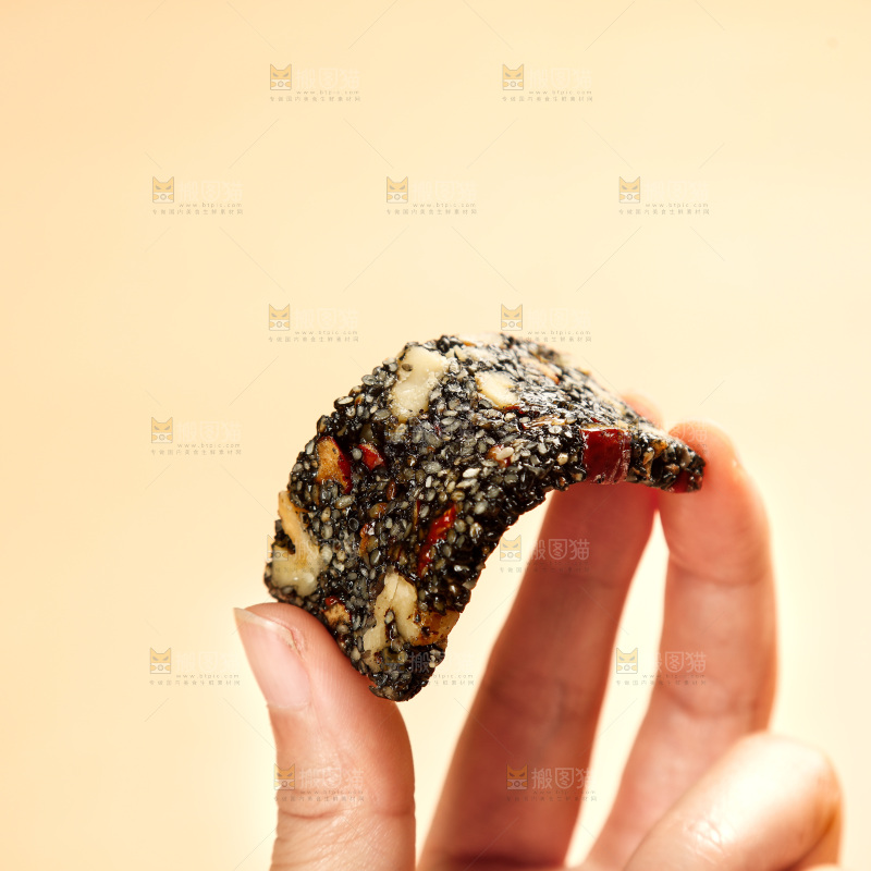 浅底上的黑芝麻核桃糕