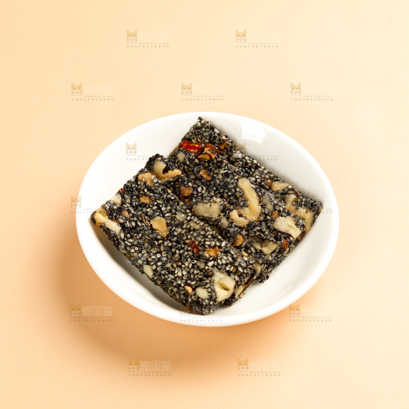 浅底上的黑芝麻核桃糕