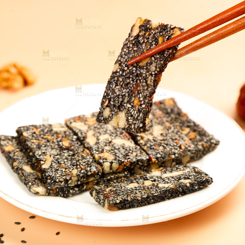 浅底上的黑芝麻核桃糕