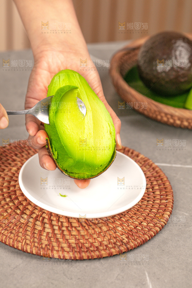 深底上的牛油果