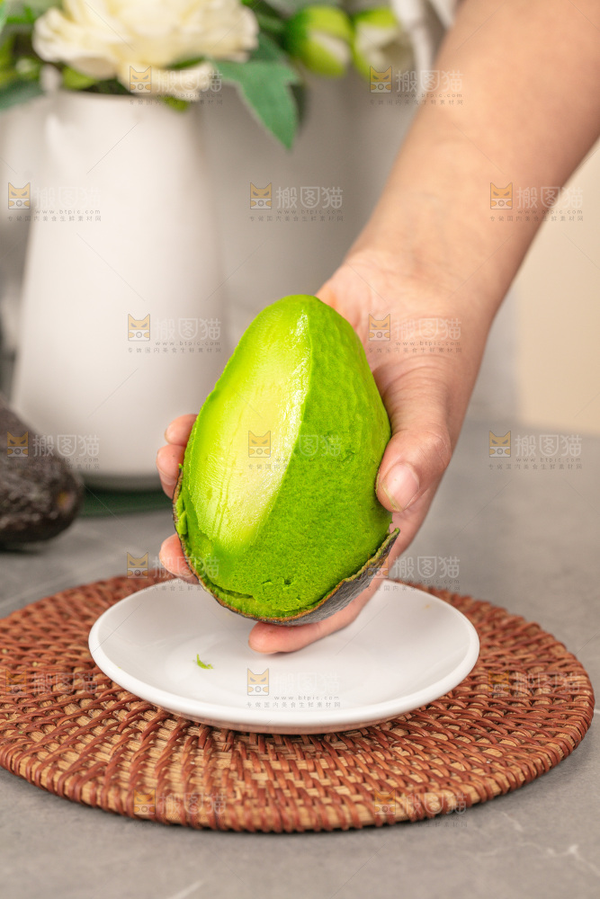 深底上的牛油果