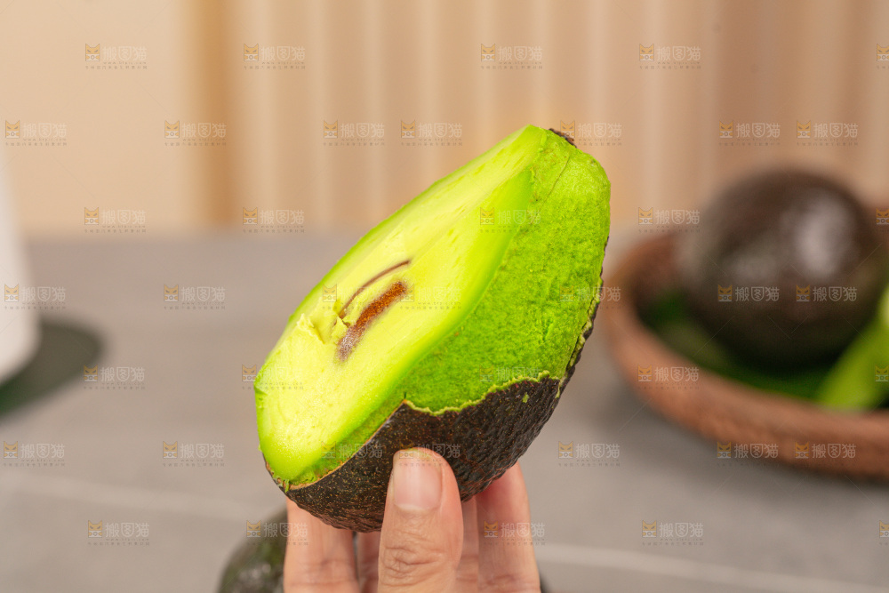 深底上的牛油果
