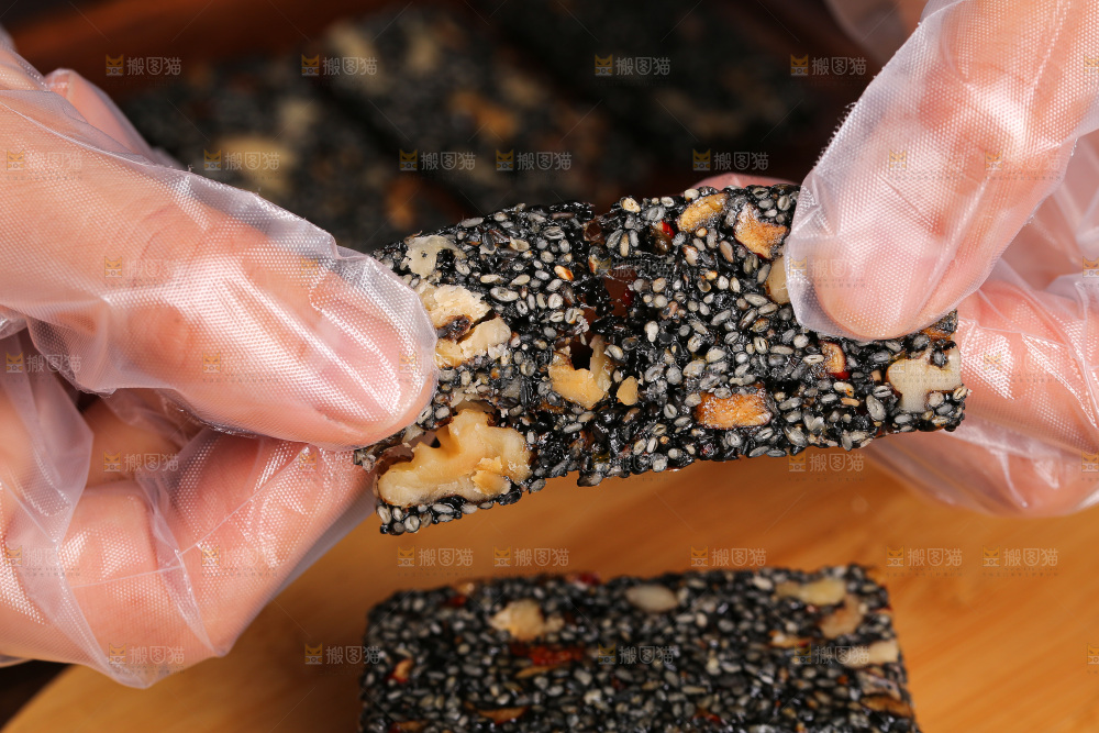 深底上的芝麻糕