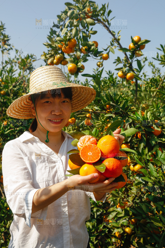 手里拿着新鲜蜜桔