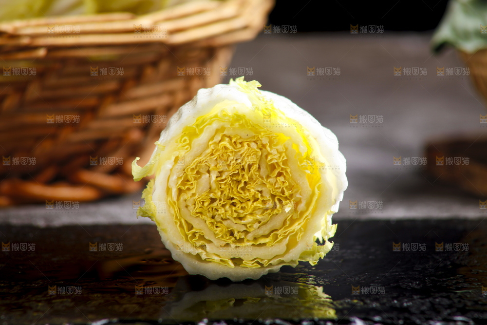 深底上的娃娃菜