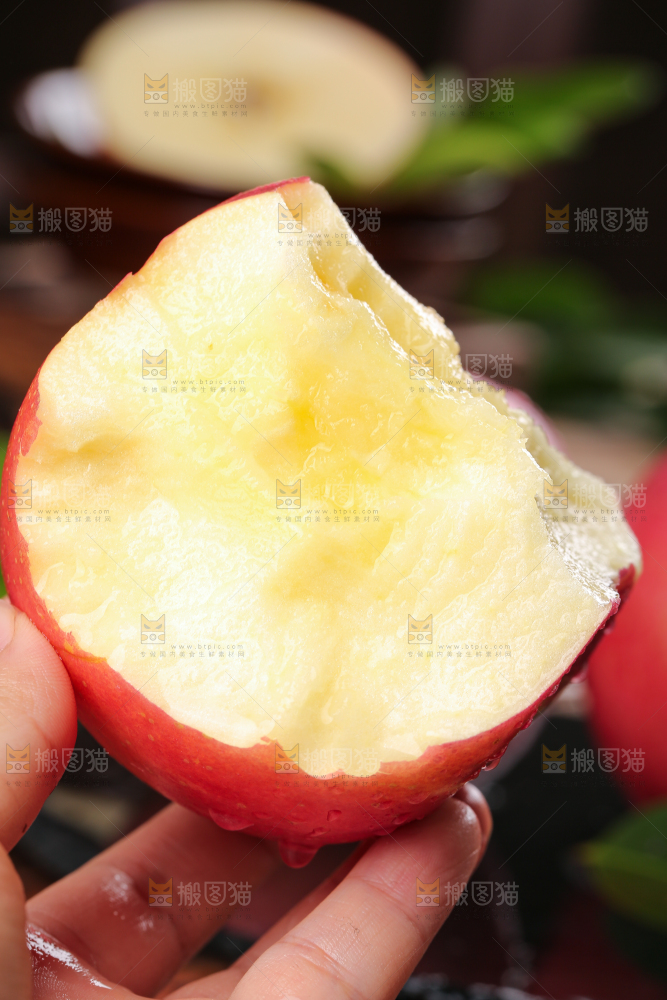 深底上的糖心苹果