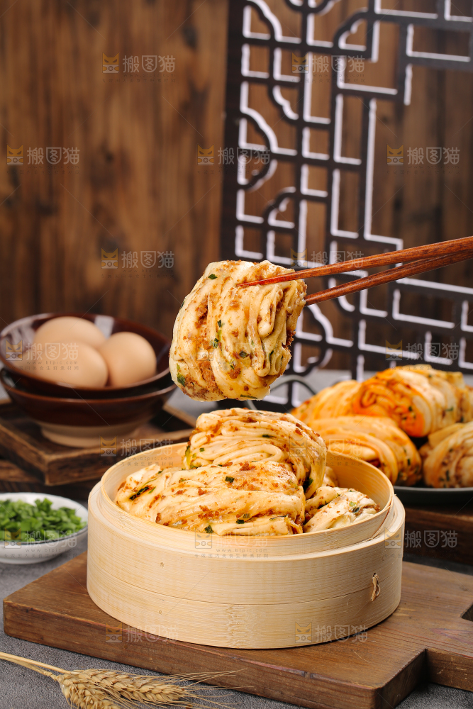 深底上的猪肉花卷