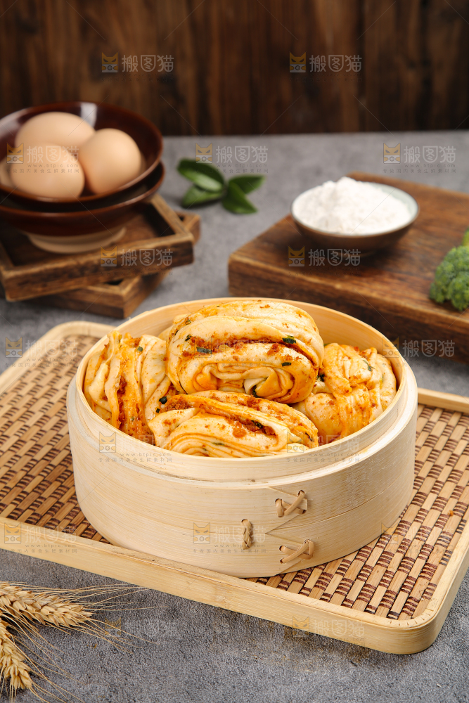 深底上的猪肉花卷