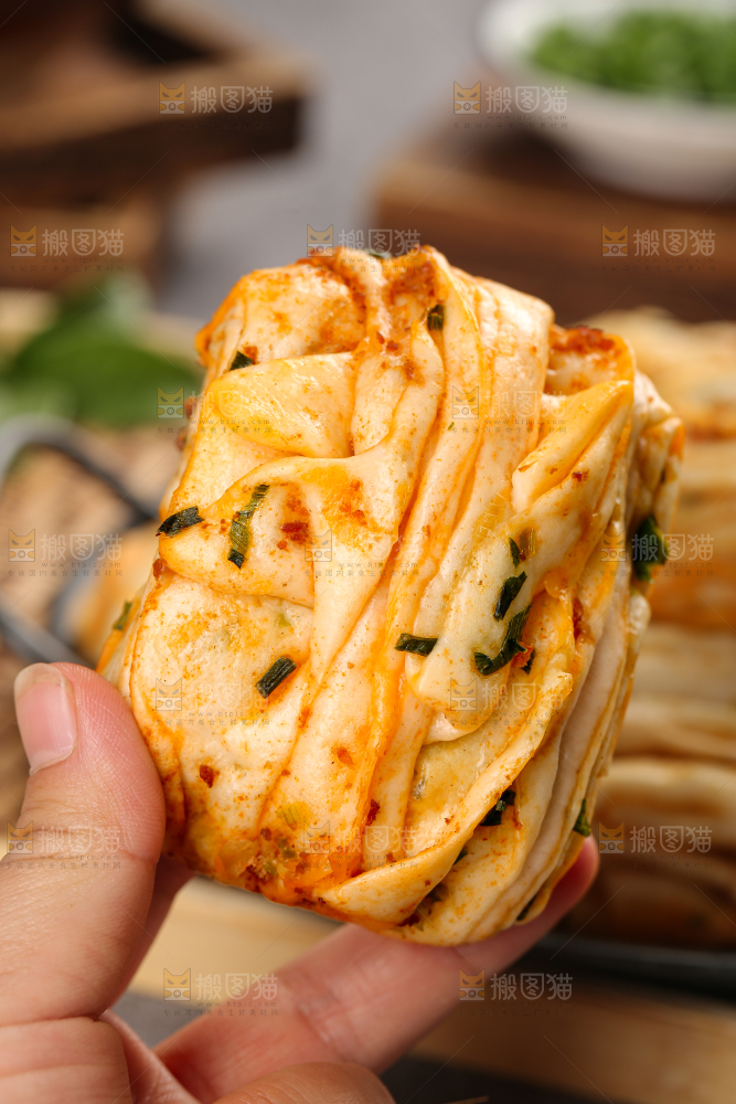 深底上的葱香肉花卷