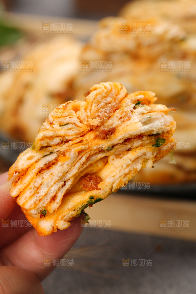 深底上的葱香肉花卷