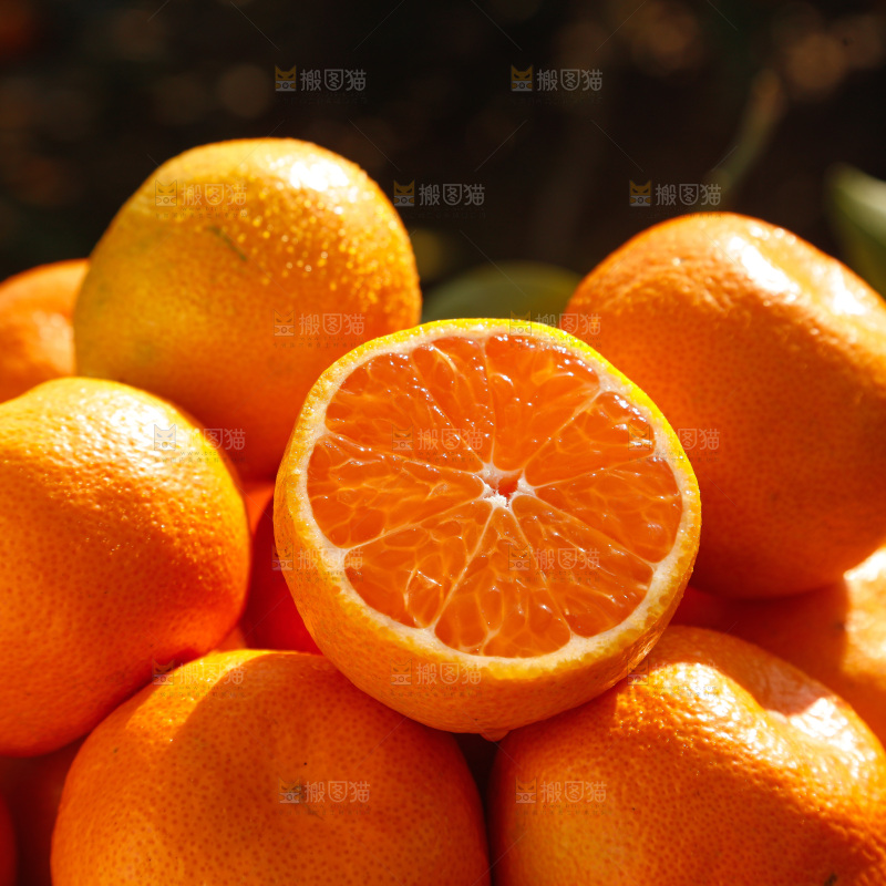 手里拿着新鲜蜜桔