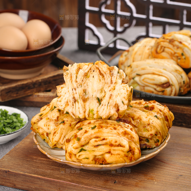 深底上的猪肉花卷