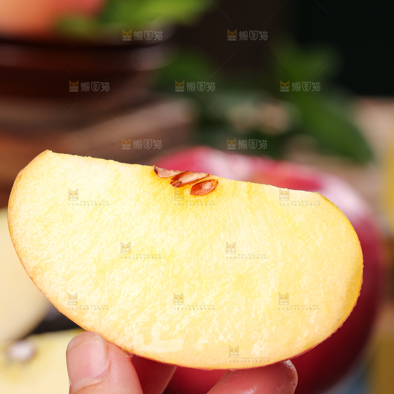 深底上的糖心苹果