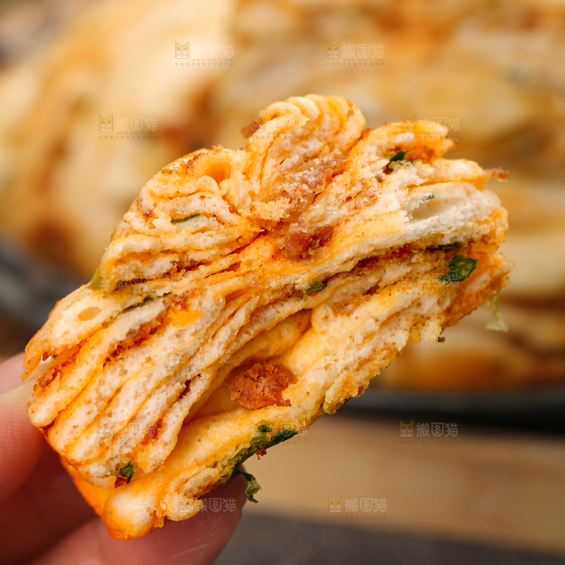 深底上的葱香肉花卷
