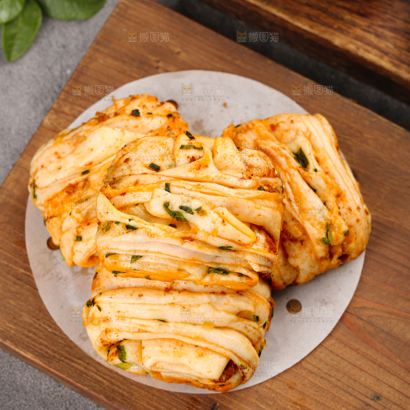 深底上的葱香肉花卷